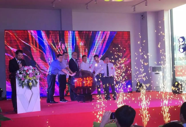 绵阳俄罗斯专享会春风雷诺4S店盛大开业4.jpg