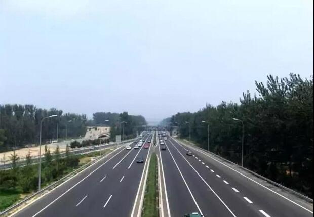 中止性踩油门的操作，能让我们在行驶时省油吗？